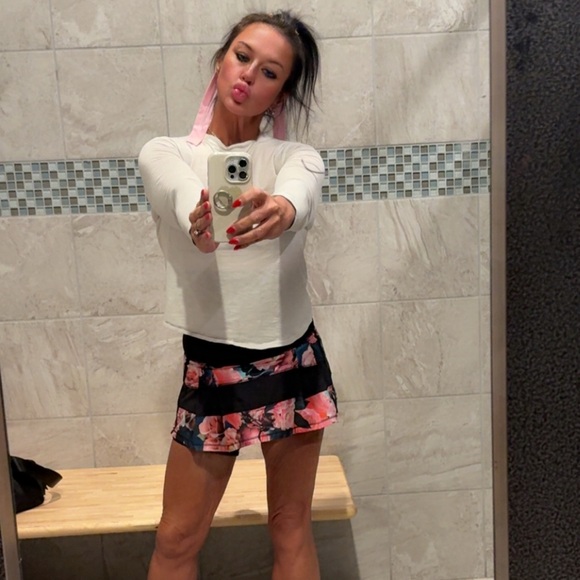 Meet your posher!💍🎀👑🐯💪💏 Top rated seller🏆🏅 - Picture 5 of 12